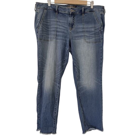 Torrid Jeans Size 18 Boyfriend Crop Vintage Stretch Raw Hem Medium Wash - Picture 1 of 7